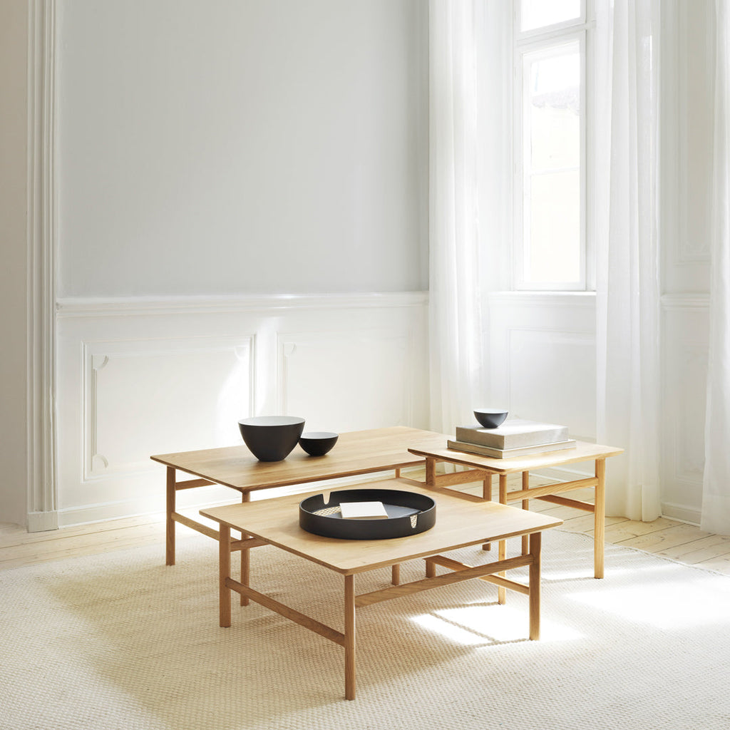 Table Basse Danoise Shaker en Chêne Massif avec Bords Biseautés et Pieds Ovales pour Salon