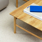 Table Basse Danoise Shaker en Chêne Massif avec Bords Biseautés et Pieds Ovales pour Salon