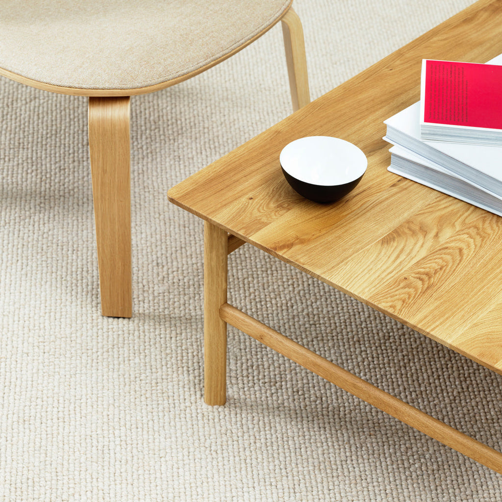 Table Basse Danoise Shaker en Chêne Massif avec Bords Biseautés et Pieds Ovales pour Salon