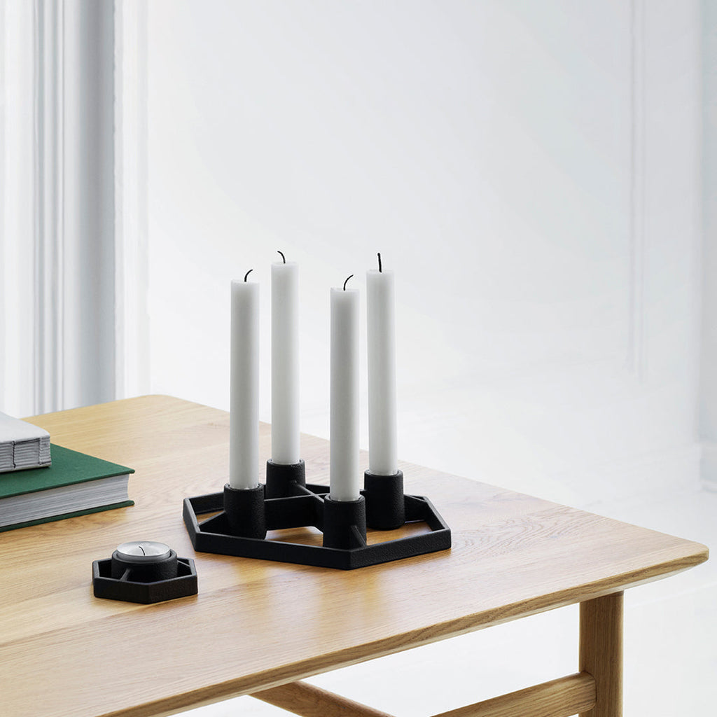 Table Basse Danoise Shaker en Chêne Massif avec Bords Biseautés et Pieds Ovales pour Salon