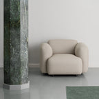 Fauteuil de salon rembourré minimaliste avec silhouette aux courbes douces pour le salon