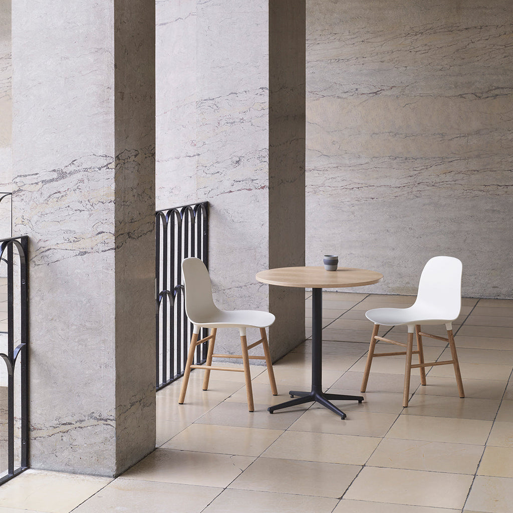 Chaise de salle à manger contemporaine en plastique moulé et chêne avec système d'assemblage intégré.
