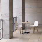 Chaise de salle à manger contemporaine en plastique moulé et chêne avec système d'assemblage intégré.