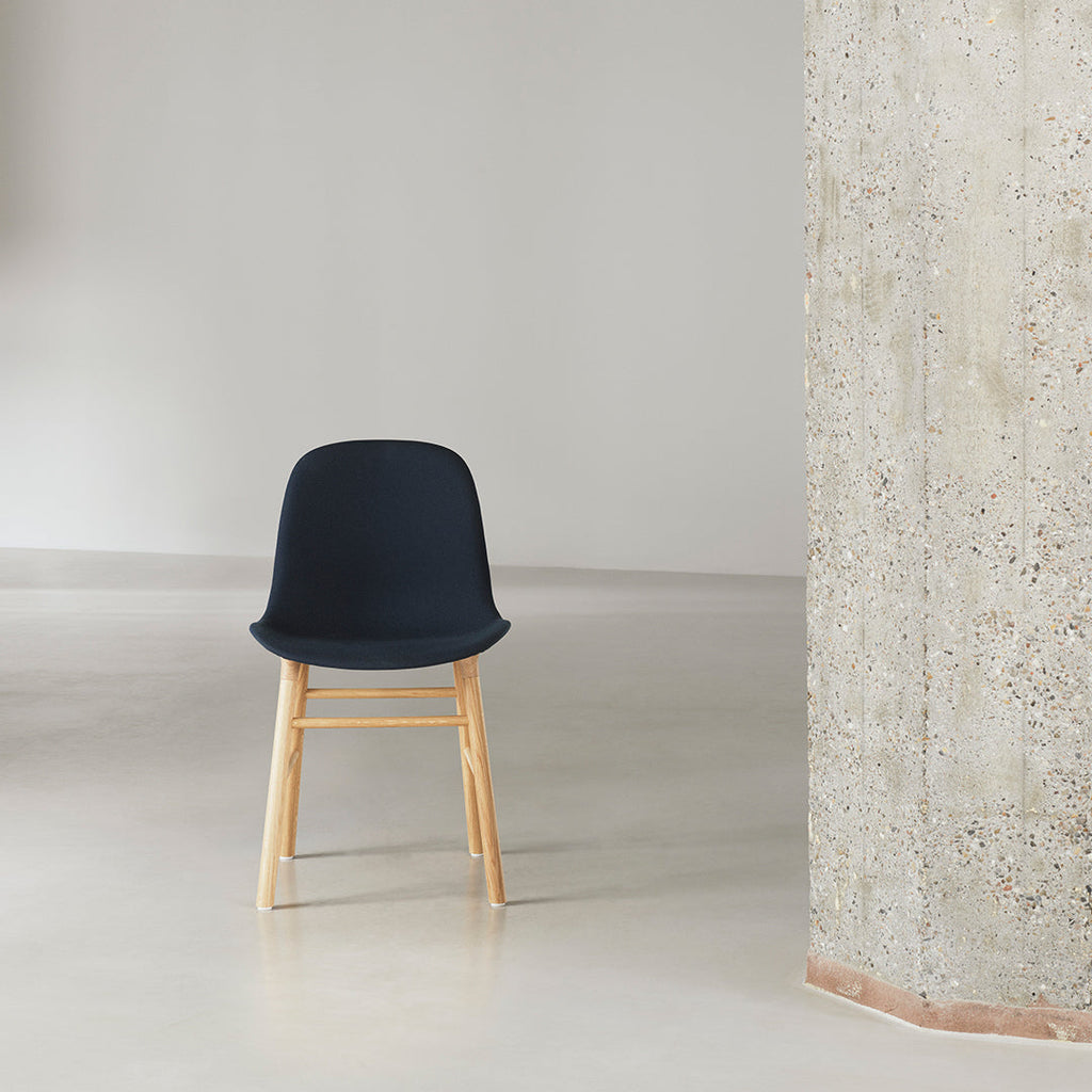 Chaise de salle à manger contemporaine en plastique moulé et chêne avec système d'assemblage intégré.