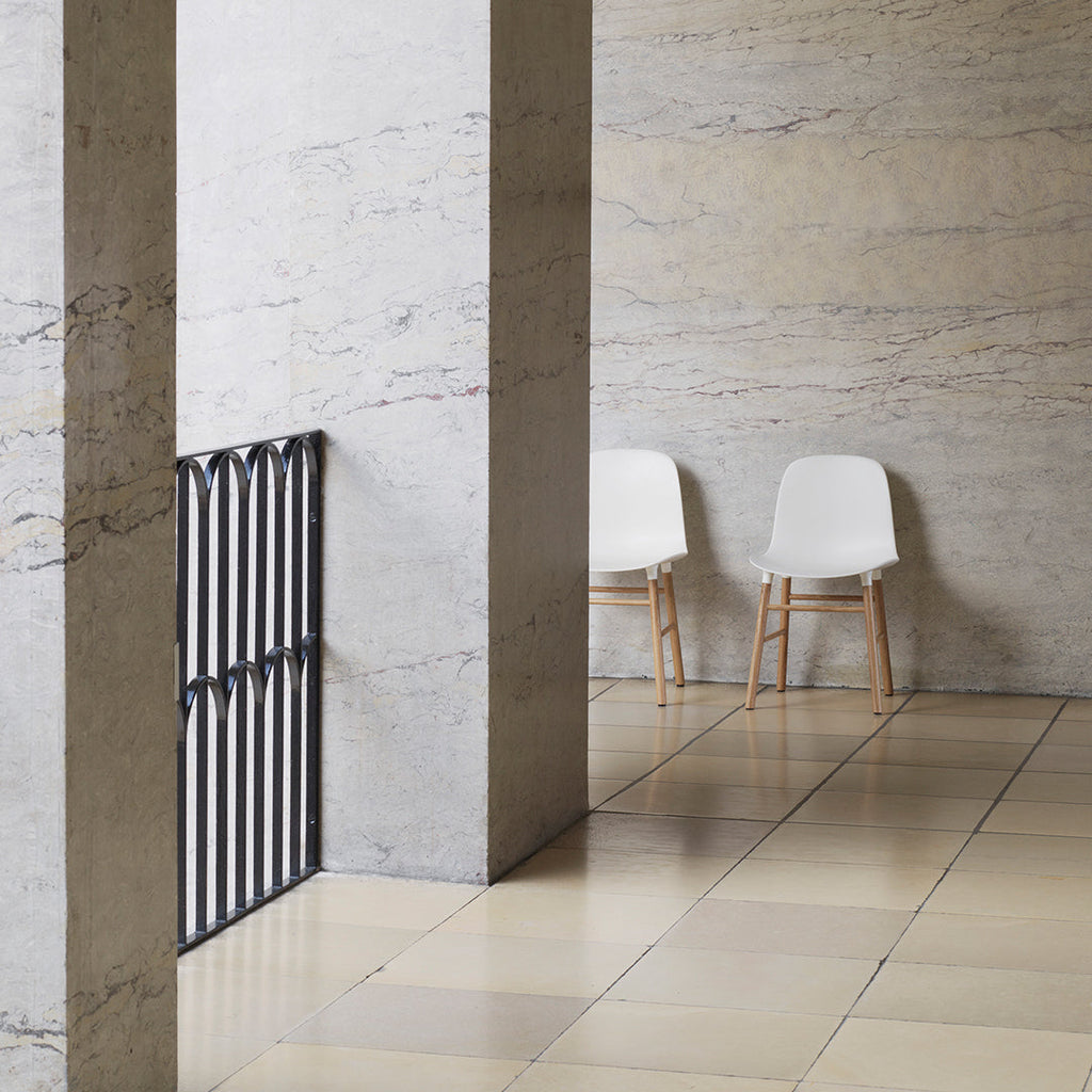 Chaise de salle à manger contemporaine en plastique moulé et chêne avec système d'assemblage intégré.