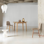 Chaise de salle à manger contemporaine en plastique moulé et chêne avec système d'assemblage intégré.