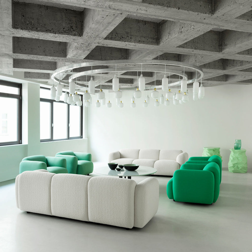 Fauteuil de salon rembourré minimaliste avec silhouette aux courbes douces pour le salon