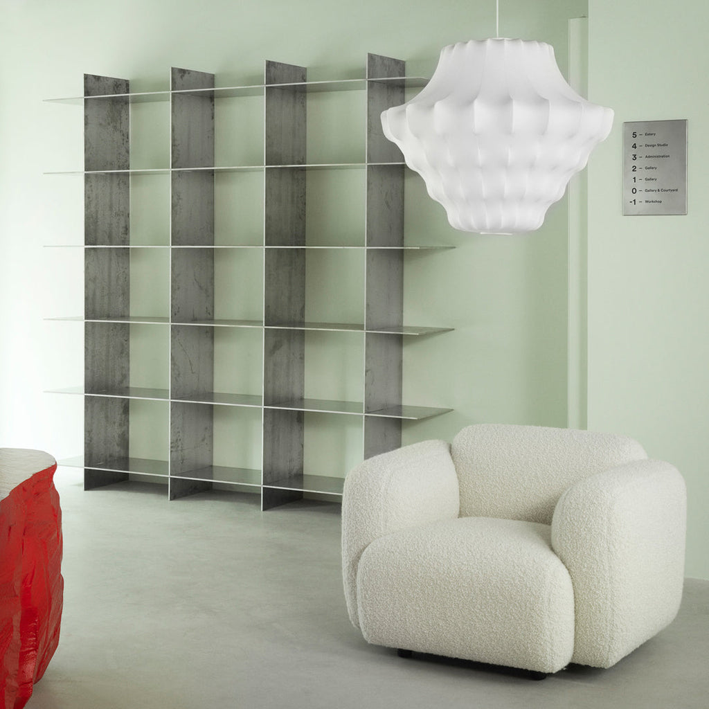 Fauteuil de salon rembourré minimaliste avec silhouette aux courbes douces pour le salon
