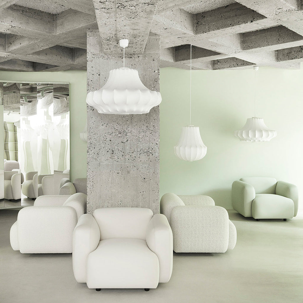Fauteuil de salon rembourré minimaliste avec silhouette aux courbes douces pour le salon