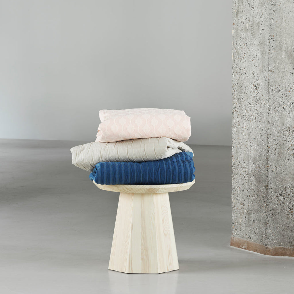 Table basse scandinave en pin avec piètement sculptural octogonal pour salon