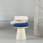 Table basse scandinave en pin avec piètement sculptural octogonal pour salon