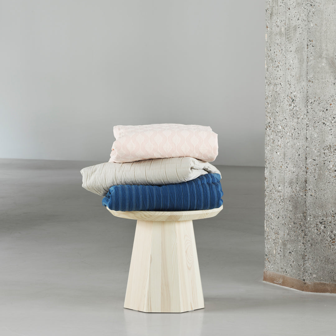 Table basse scandinave en pin avec piètement sculptural octogonal pour salon