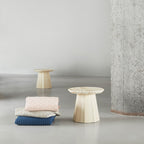 Table basse scandinave en pin avec piètement sculptural octogonal pour salon