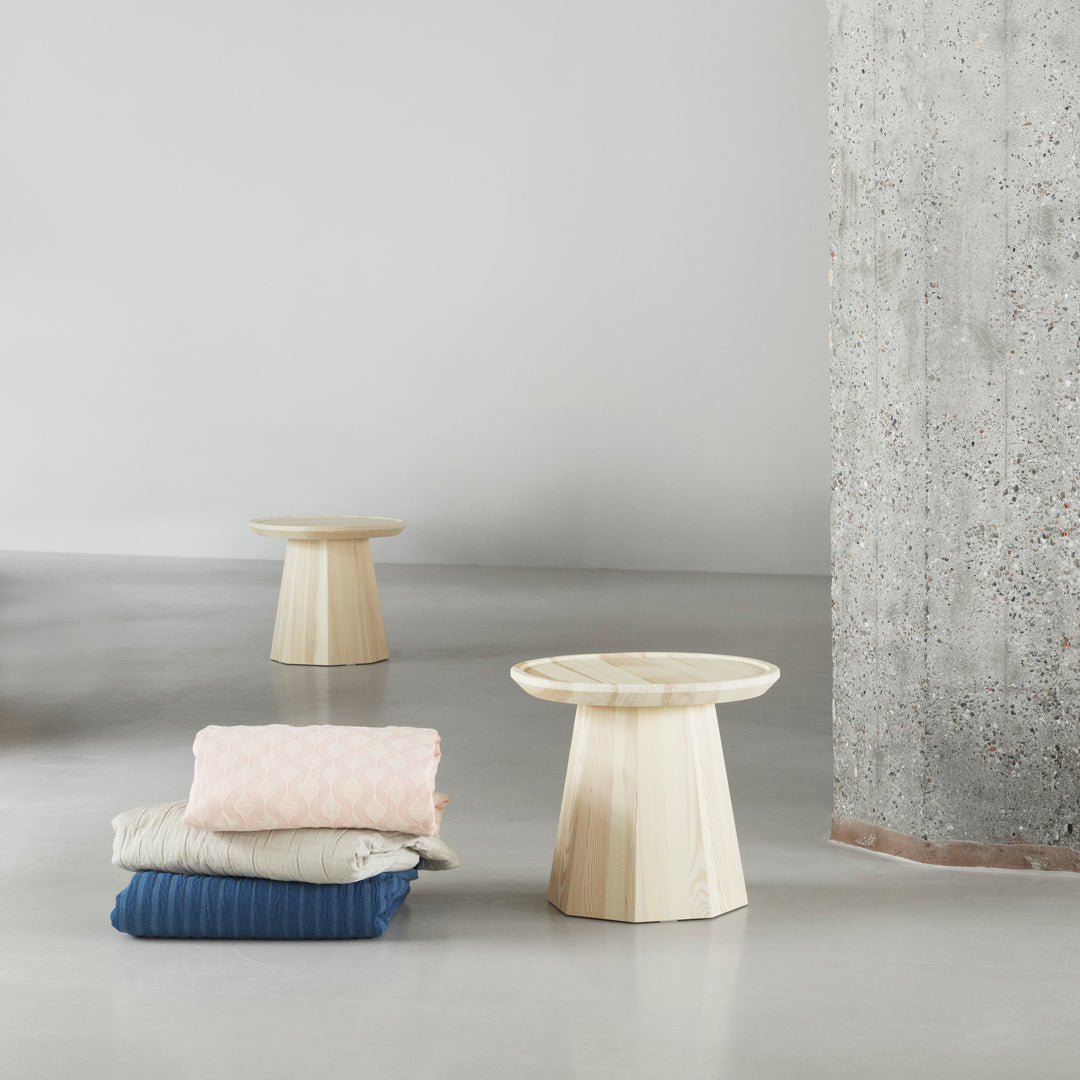 Table basse scandinave en pin avec piètement sculptural octogonal pour salon