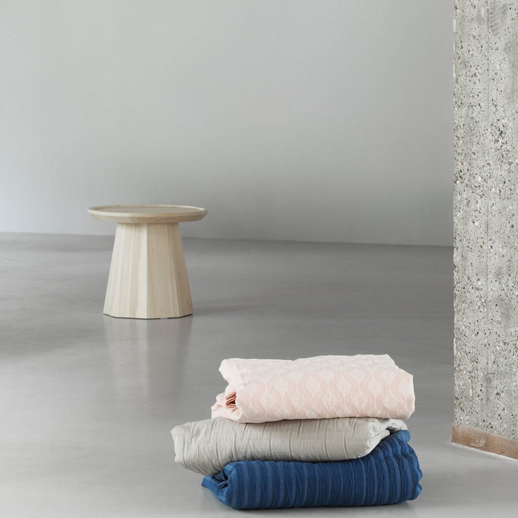 Table basse scandinave en pin avec piètement sculptural octogonal pour salon