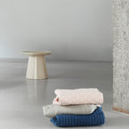 Table basse scandinave en pin avec piètement sculptural octogonal pour salon