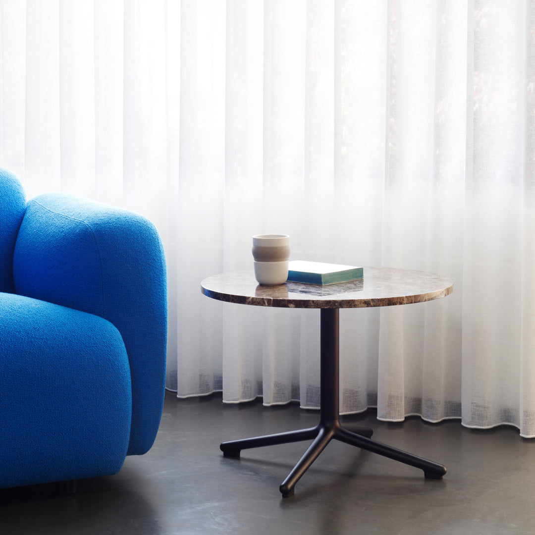 Fauteuil de salon rembourré minimaliste avec silhouette aux courbes douces pour le salon