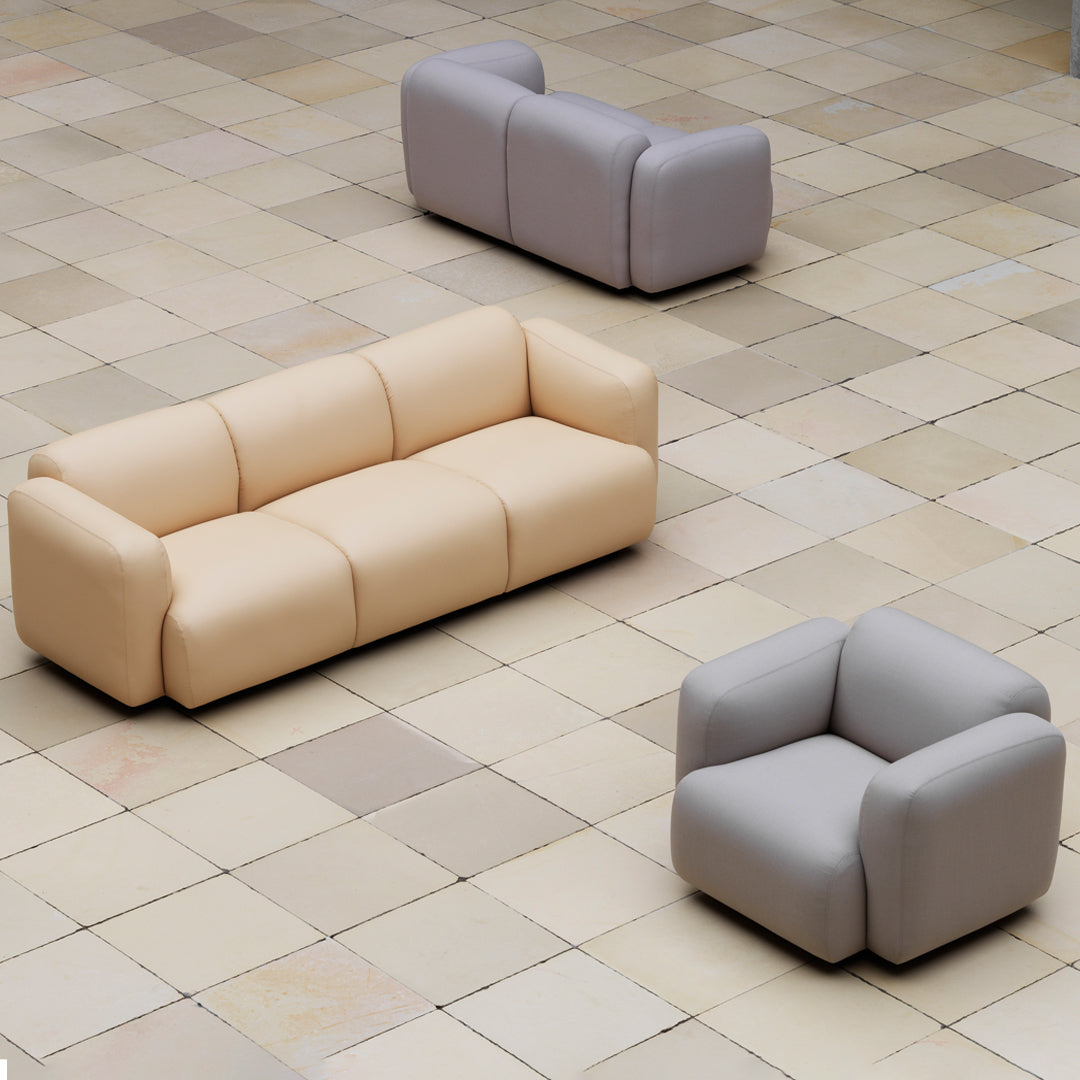 Fauteuil de salon rembourré minimaliste avec silhouette aux courbes douces pour le salon