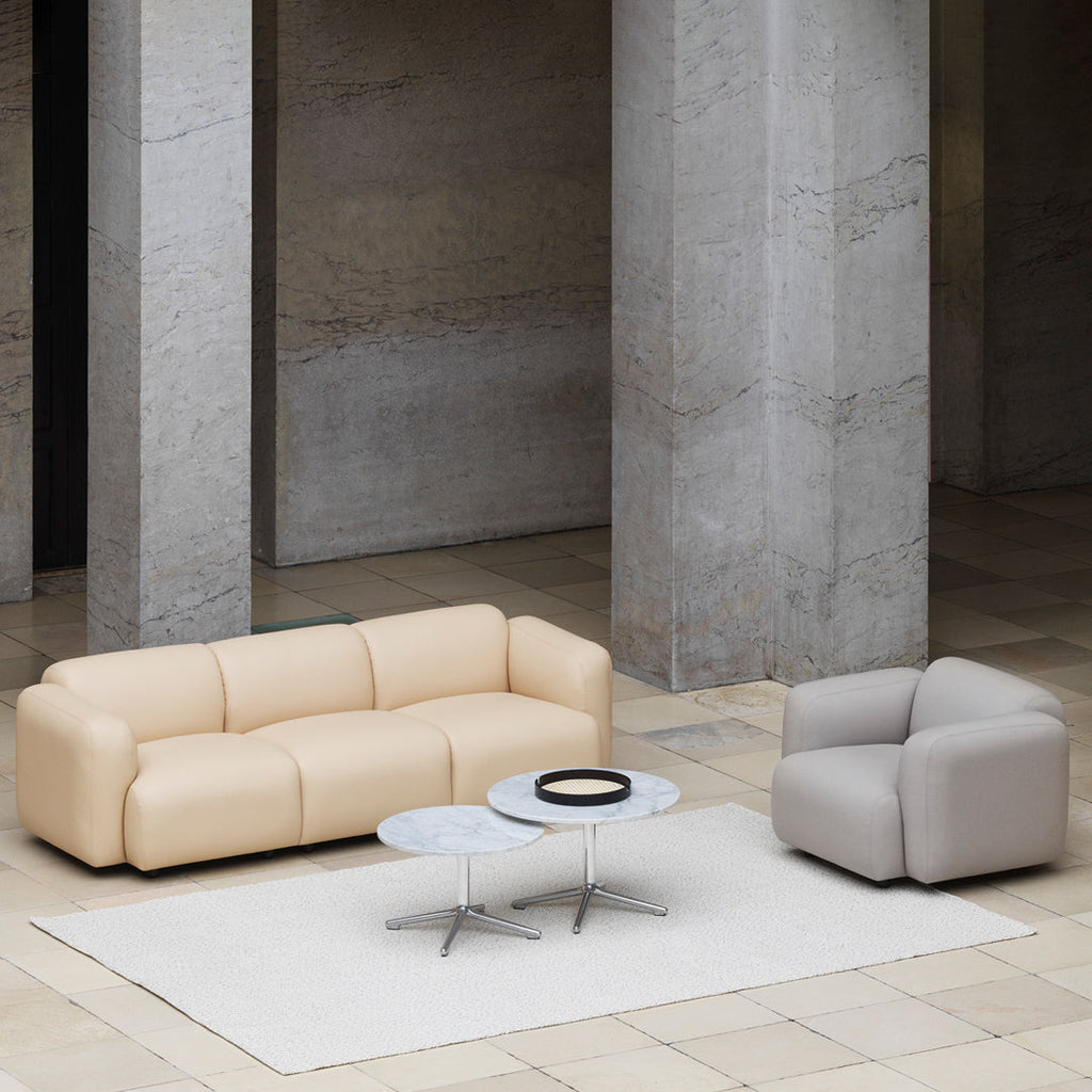 Fauteuil de salon rembourré minimaliste avec silhouette aux courbes douces pour le salon