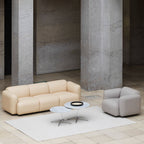 Fauteuil de salon rembourré minimaliste avec silhouette aux courbes douces pour le salon