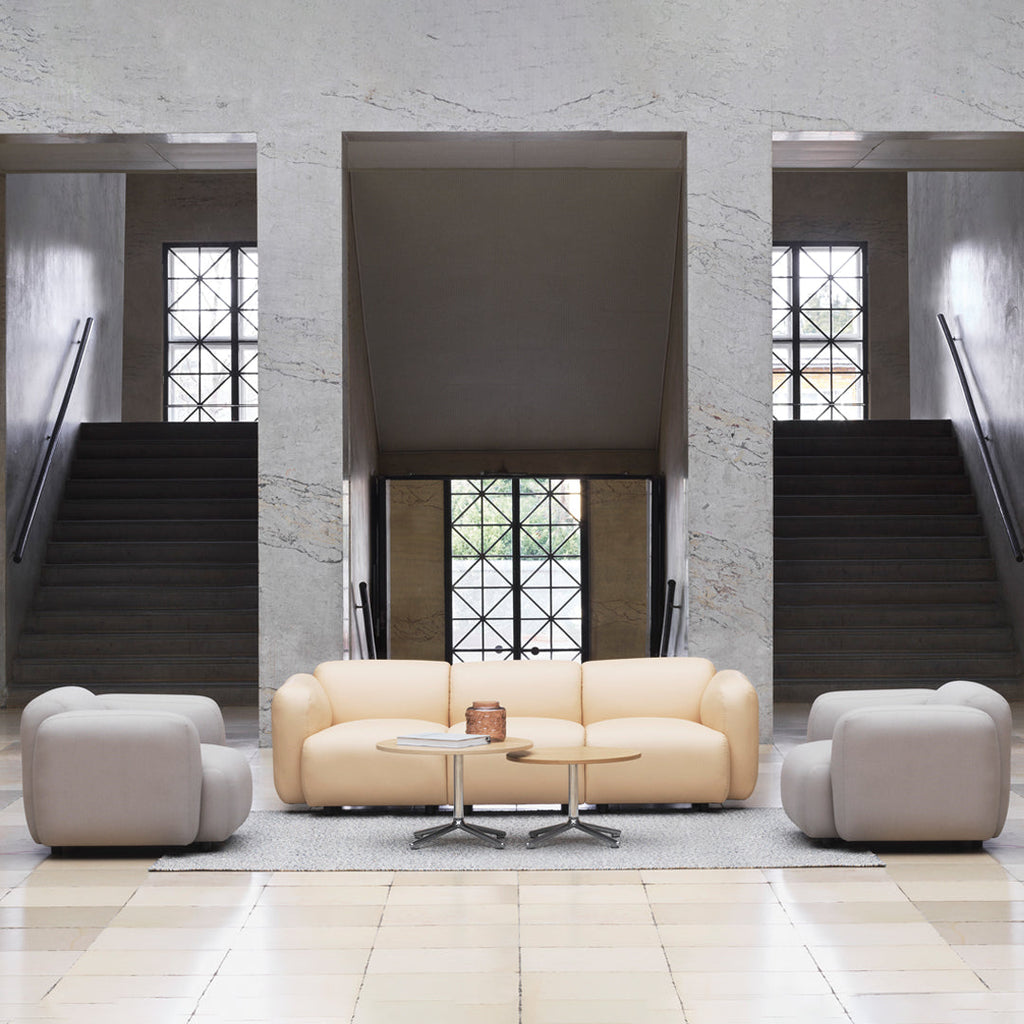 Fauteuil de salon rembourré minimaliste avec silhouette aux courbes douces pour le salon