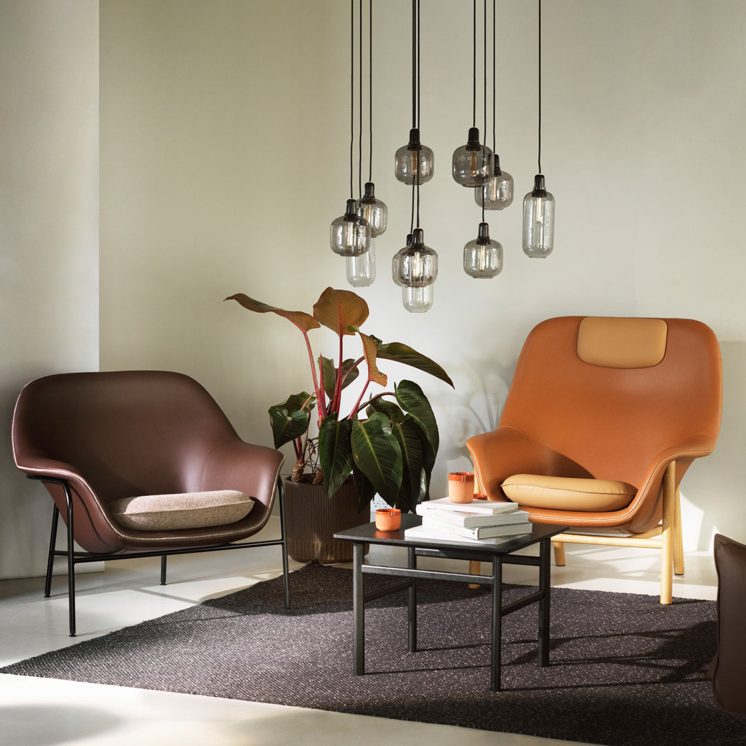 Fauteuil de salon contemporain à dossier haut et tapissé, avec silhouette organique drapée et pieds en chêne pour le salon