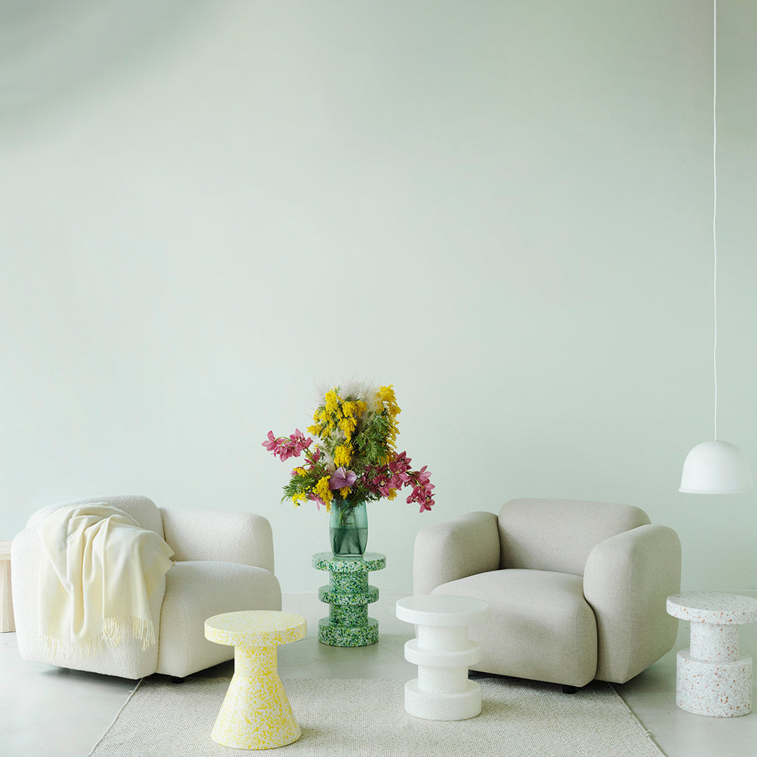 Fauteuil de salon rembourré minimaliste avec silhouette aux courbes douces pour le salon