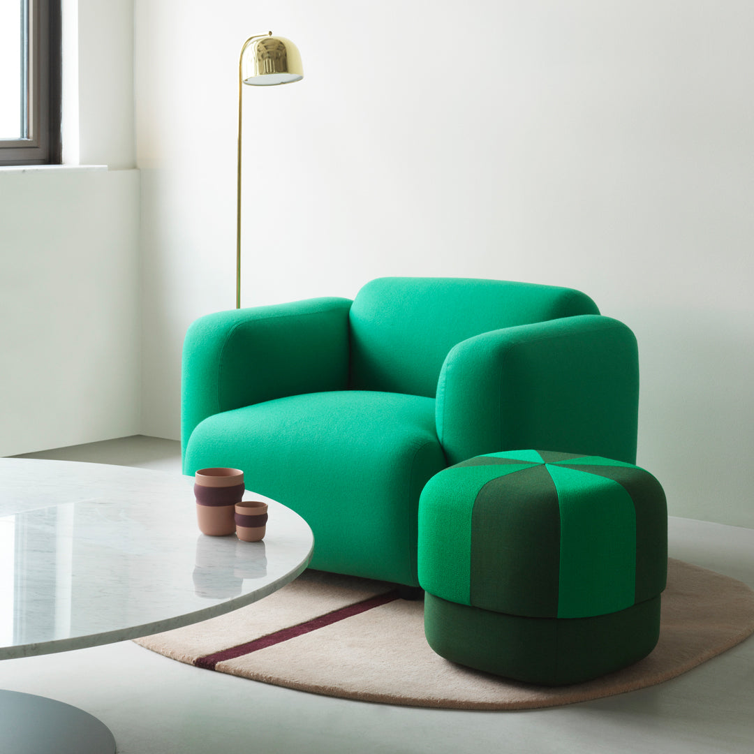 Fauteuil de salon rembourré minimaliste avec silhouette aux courbes douces pour le salon