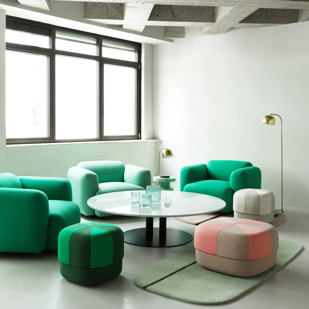 Fauteuil de salon rembourré minimaliste avec silhouette aux courbes douces pour le salon