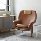 Fauteuil de salon contemporain à dossier haut et tapissé, avec silhouette organique drapée et pieds en chêne pour le salon