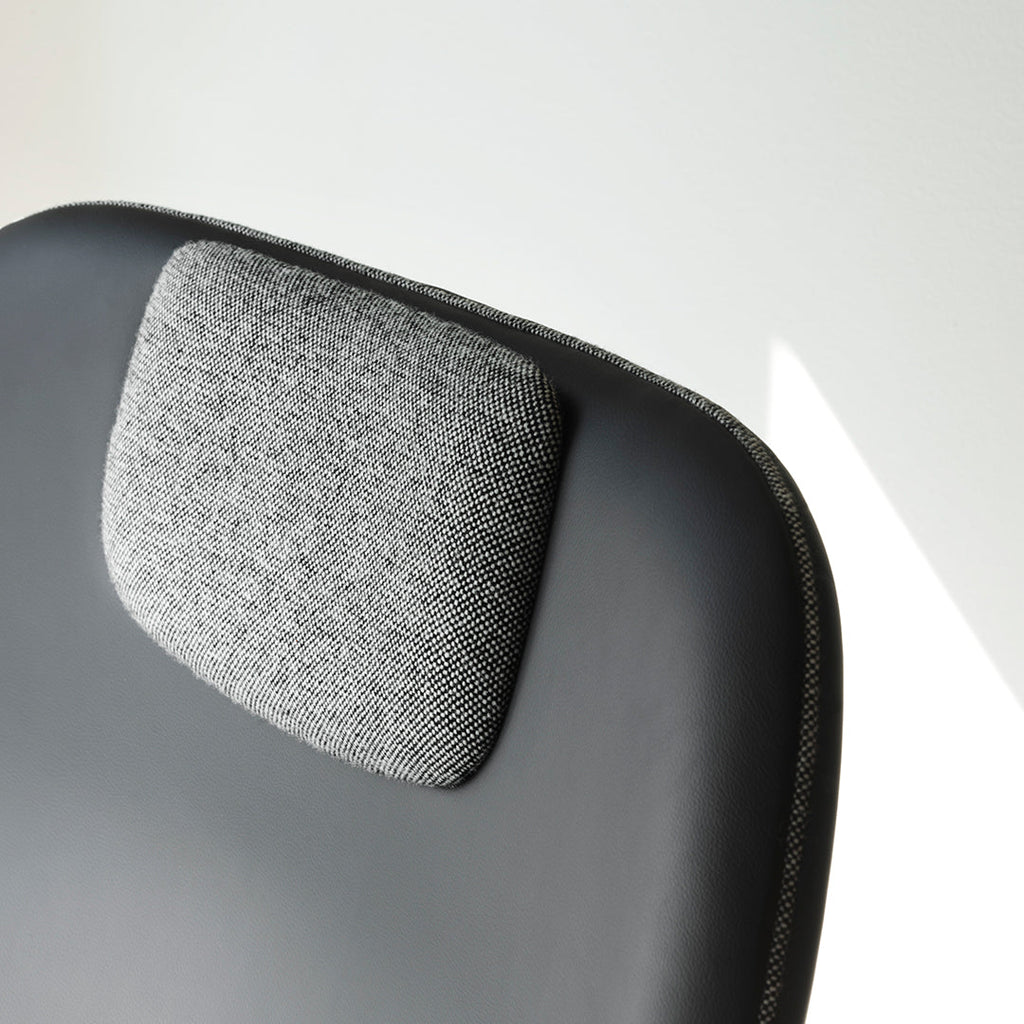 Fauteuil de salon contemporain à dossier haut et tapissé, avec silhouette organique drapée et pieds en chêne pour le salon