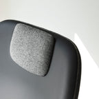 Fauteuil de salon contemporain à dossier haut et tapissé, avec silhouette organique drapée et pieds en chêne pour le salon