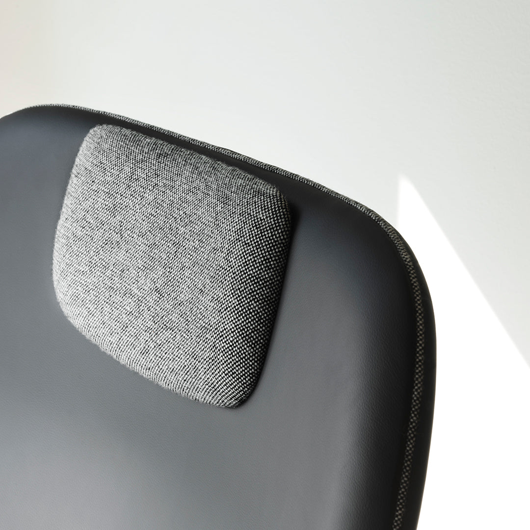 Fauteuil de salon contemporain à dossier haut et tapissé, avec silhouette organique drapée et pieds en chêne pour le salon
