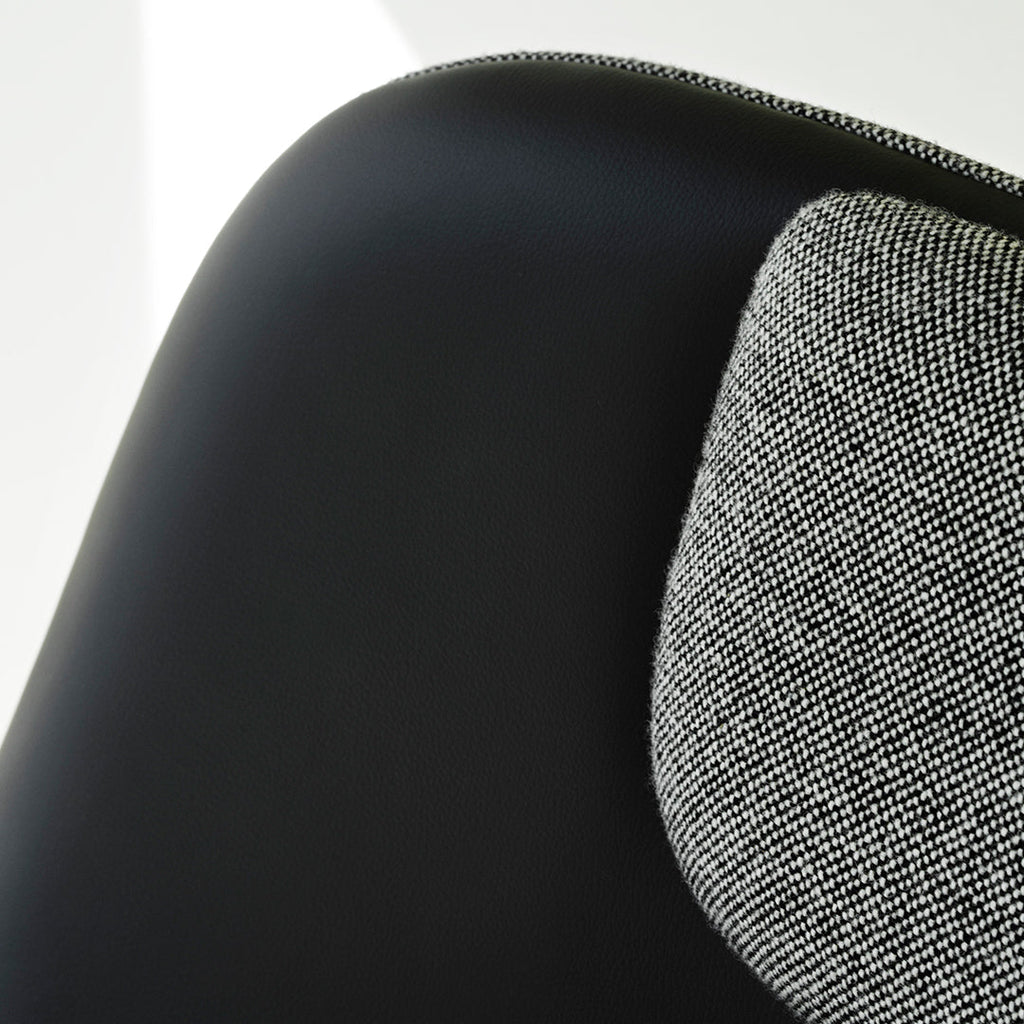 Fauteuil de salon contemporain à dossier haut et tapissé, avec silhouette organique drapée et pieds en chêne pour le salon