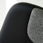 Fauteuil de salon contemporain à dossier haut et tapissé, avec silhouette organique drapée et pieds en chêne pour le salon