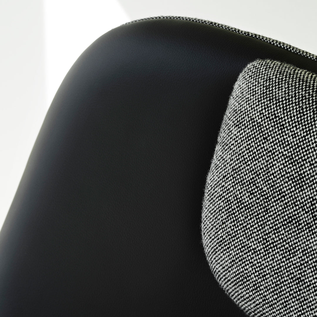 Fauteuil de salon contemporain à dossier haut et tapissé, avec silhouette organique drapée et pieds en chêne pour le salon
