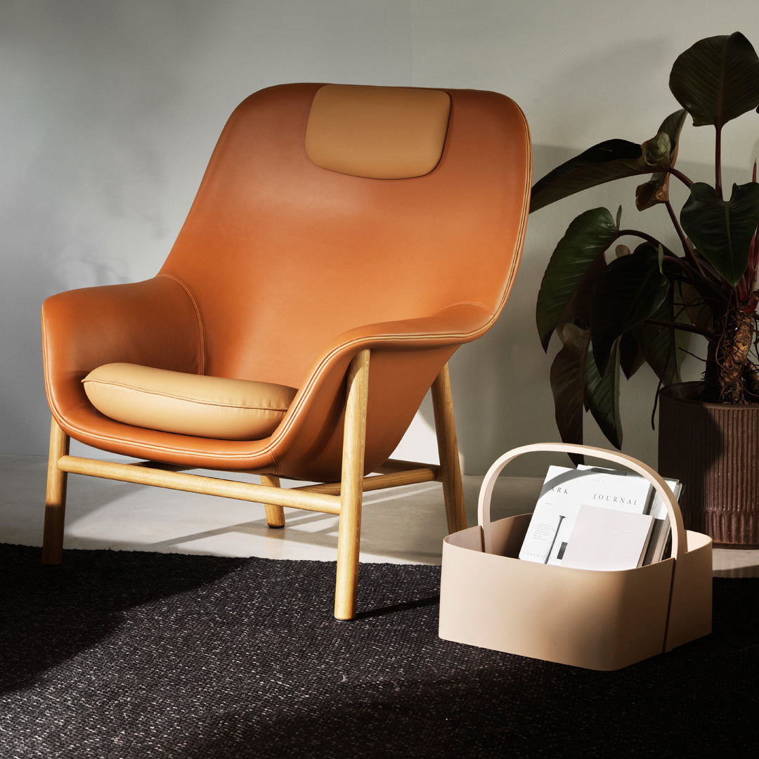 Fauteuil de salon contemporain à dossier haut et tapissé, avec silhouette organique drapée et pieds en chêne pour le salon