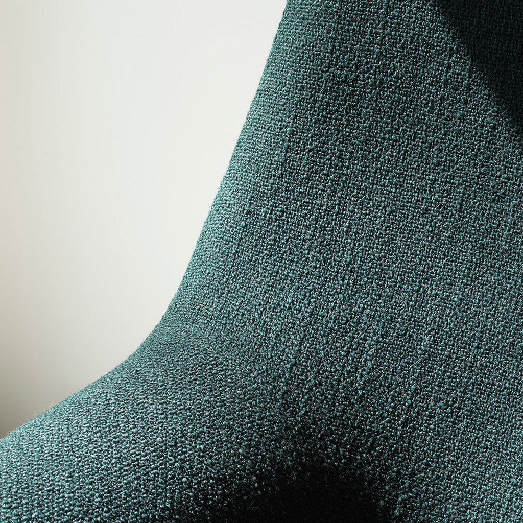 Fauteuil de salon contemporain à dossier haut et tapissé, avec silhouette organique drapée et pieds en chêne pour le salon