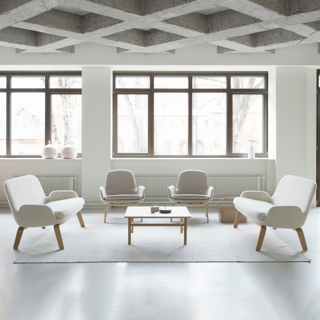 Table Basse Danoise Shaker en Chêne Massif avec Bords Biseautés et Pieds Ovales pour Salon
