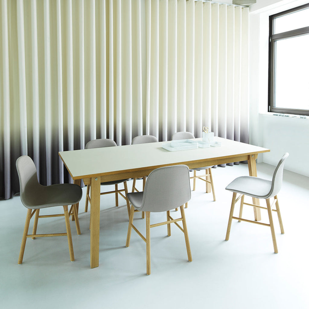 Chaise de salle à manger contemporaine en plastique moulé et chêne avec système d'assemblage intégré.