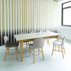 Chaise de salle à manger contemporaine en plastique moulé et chêne avec système d'assemblage intégré.