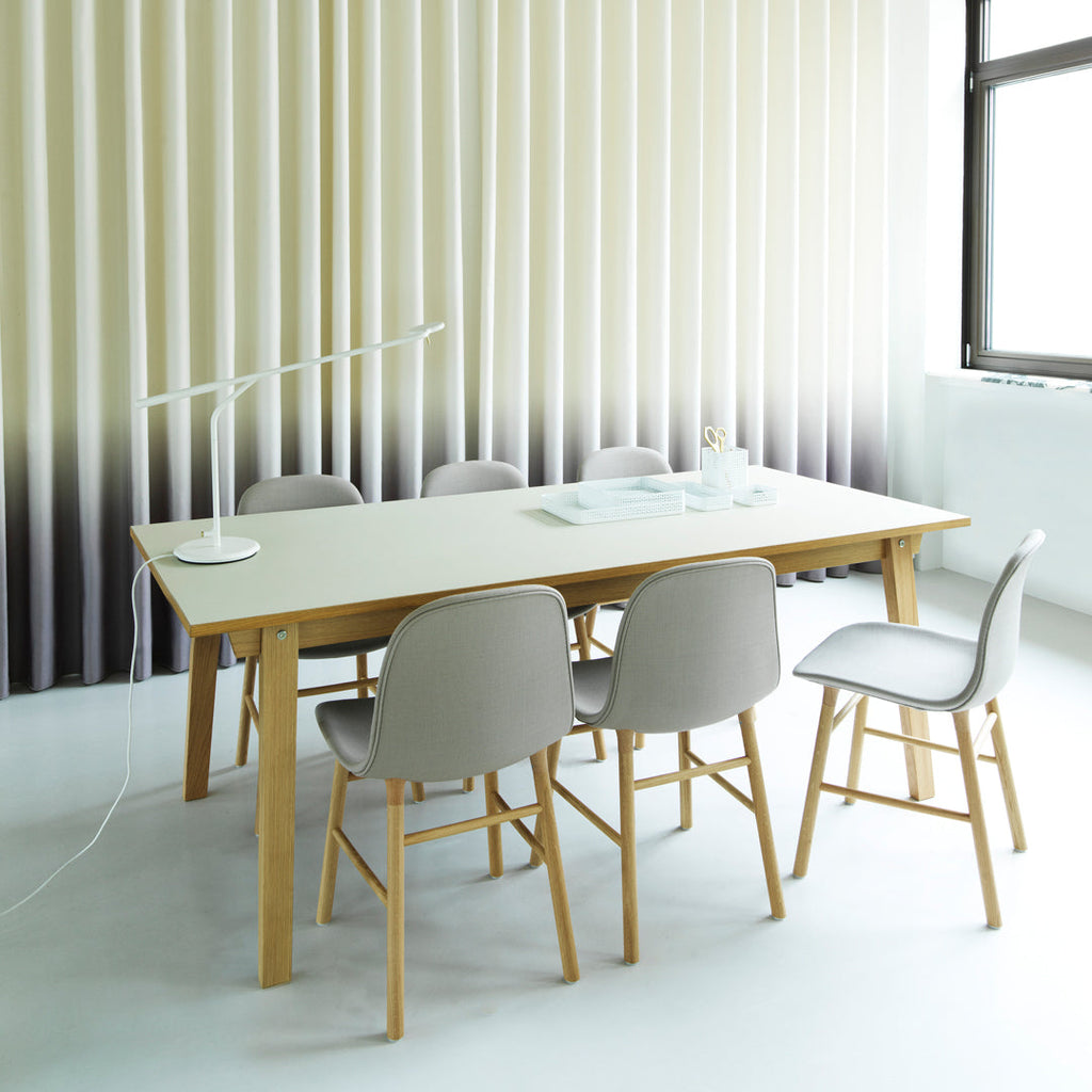 Chaise de salle à manger contemporaine en plastique moulé et chêne avec système d'assemblage intégré.