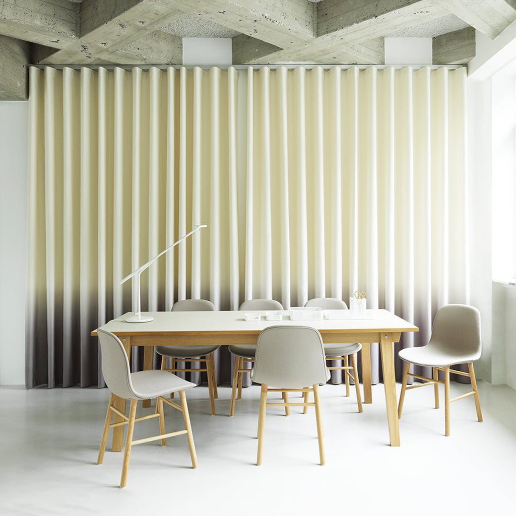 Chaise de salle à manger contemporaine en plastique moulé et chêne avec système d'assemblage intégré.