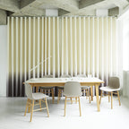 Chaise de salle à manger contemporaine en plastique moulé et chêne avec système d'assemblage intégré.