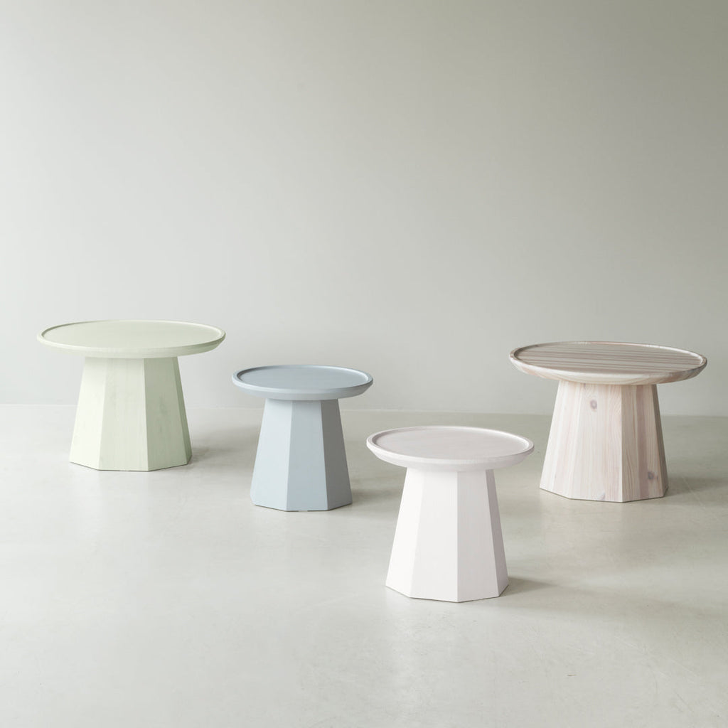 Table basse scandinave en pin avec piètement sculptural octogonal pour salon