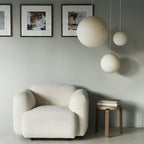 Fauteuil de salon rembourré minimaliste avec silhouette aux courbes douces pour le salon