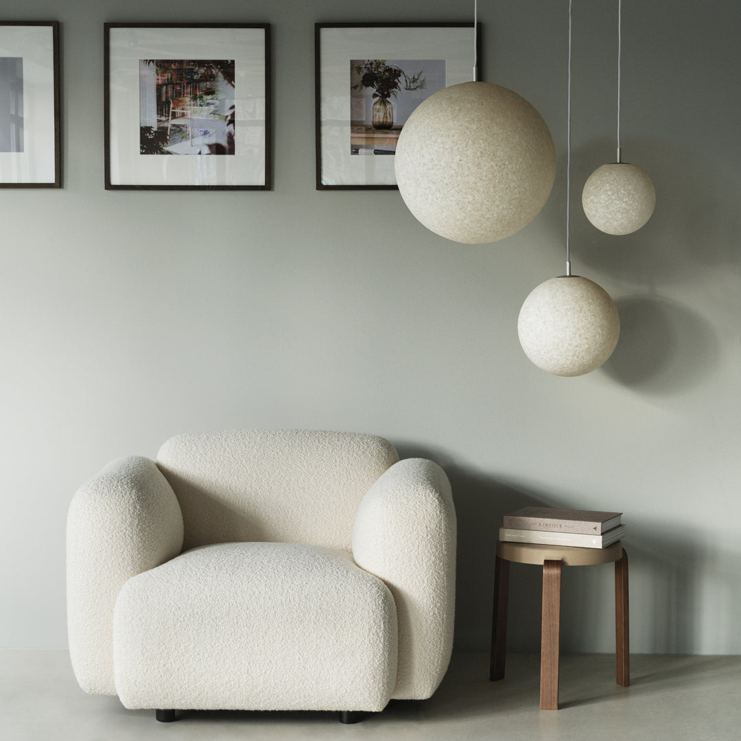 Fauteuil de salon rembourré minimaliste avec silhouette aux courbes douces pour le salon