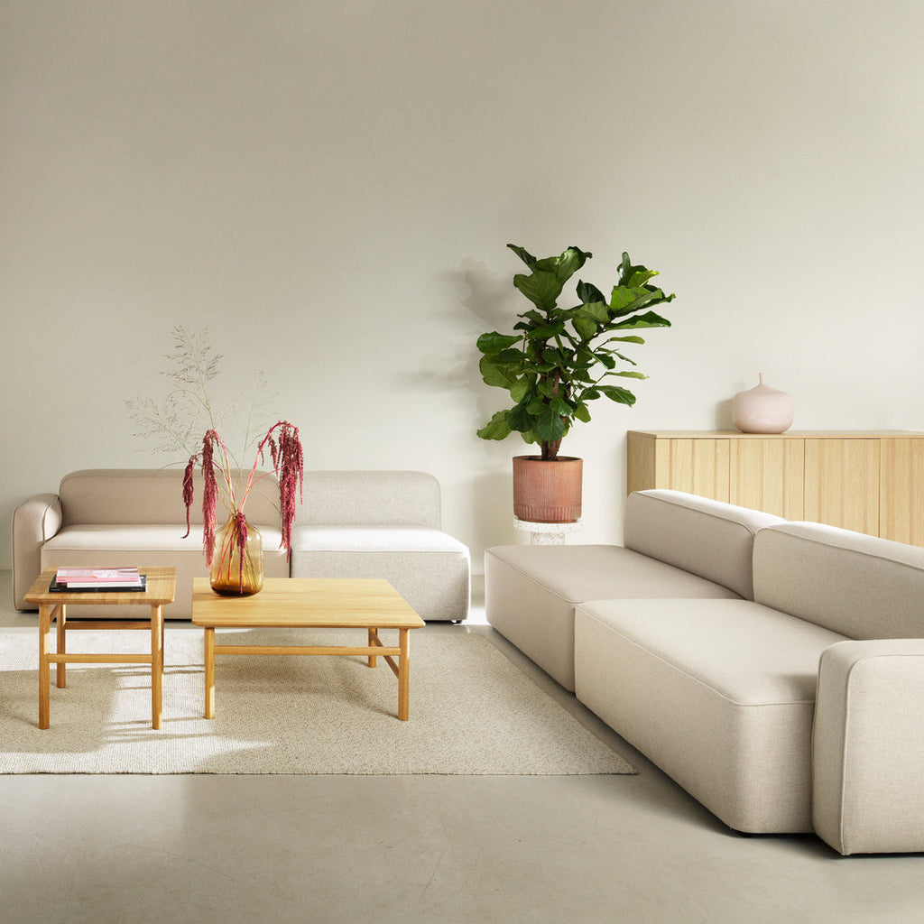 Table Basse Danoise Shaker en Chêne Massif avec Bords Biseautés et Pieds Ovales pour Salon