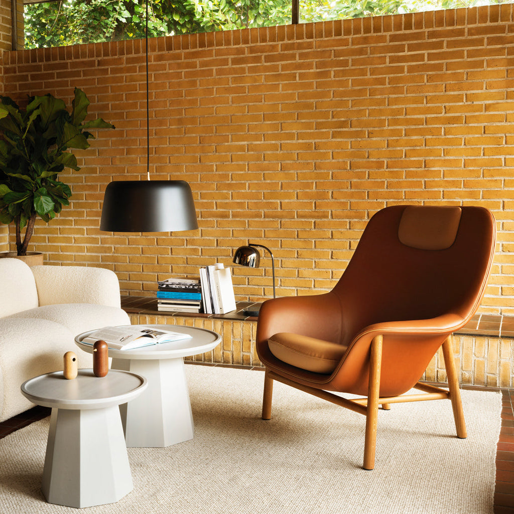 Fauteuil de salon contemporain à dossier haut et tapissé, avec silhouette organique drapée et pieds en chêne pour le salon
