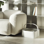 Fauteuil de salon rembourré minimaliste avec silhouette aux courbes douces pour le salon
